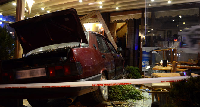 Kontrolden çıkan otomobil lokantaya girdi