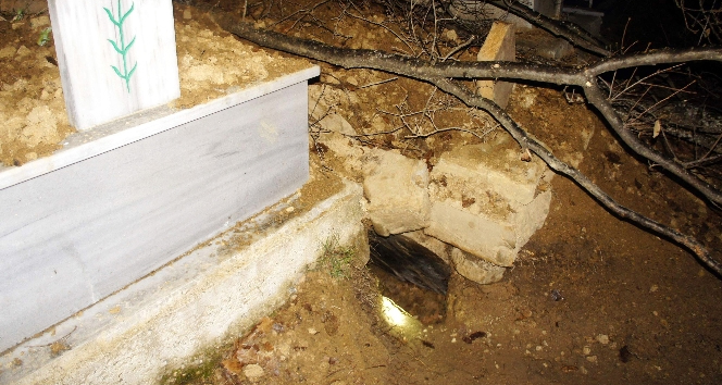 Mezardan çıkardığı cesedi kaçırdı