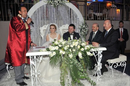 Bakan Çavuşoğlu, Baloğlu  ailesinin nikah şahitliğini yaptı