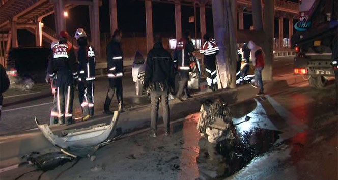Üst geçide çarpan araç paramparça oldu :1 ölü, 1 yaralı