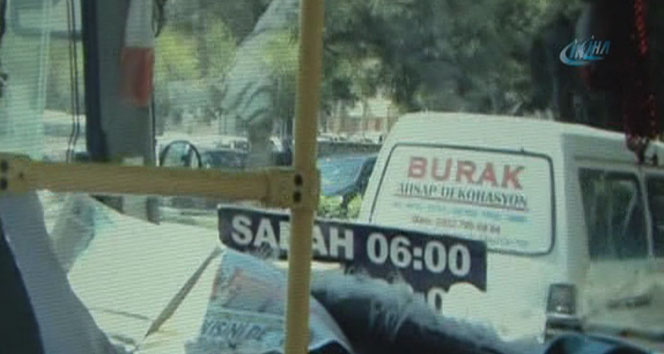 Hem otobüsü kullandı hem de gazete okudu