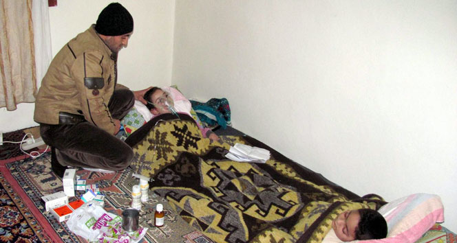 Suriyeli baba epilepsi hastası 2 çocuğu için yardım bekliyor