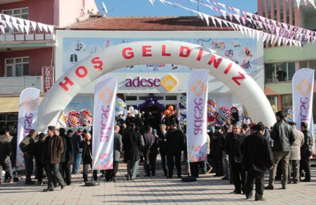 Adese, hız kesmiyor