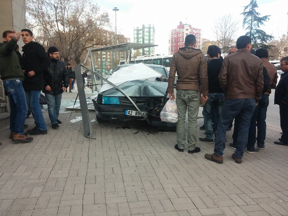 Patinaj yapmaya kalkınca otobüs durağına daldı