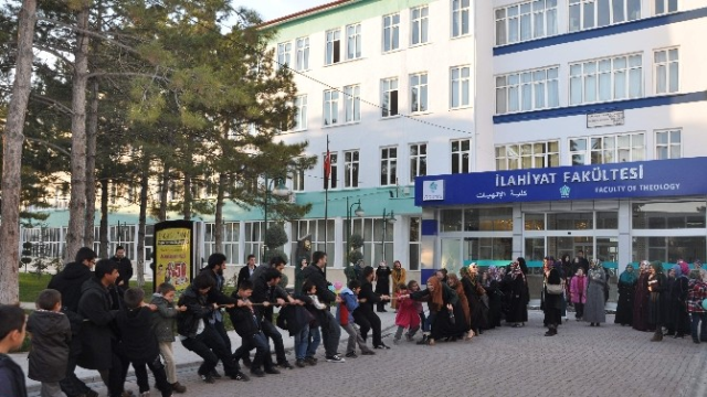 Neü'lü Gençler Çocuklarla Eğlendi