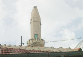 Cami minaresine yıldırım düştü