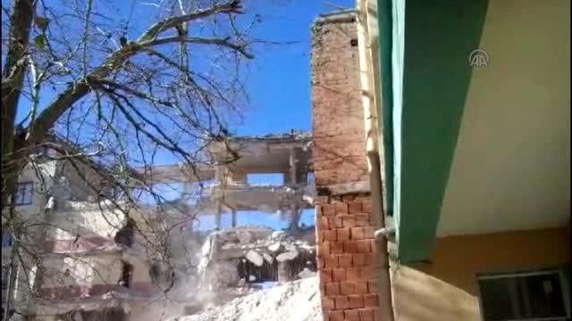Konya'da bina yıkım çalışmalarında bir ev hasar gördü