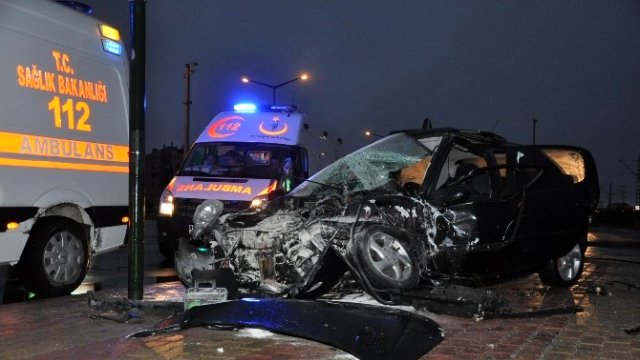 Konya'da Otomobil Tramvaya Çarptı: 2 Yaralı