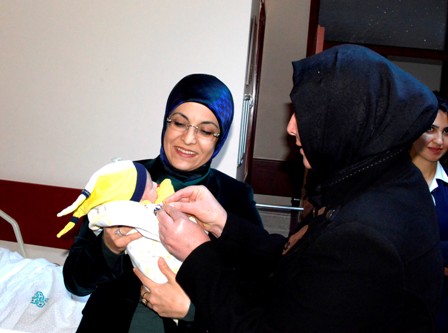 Toru’dan yeni yıl bebeklerine hediye