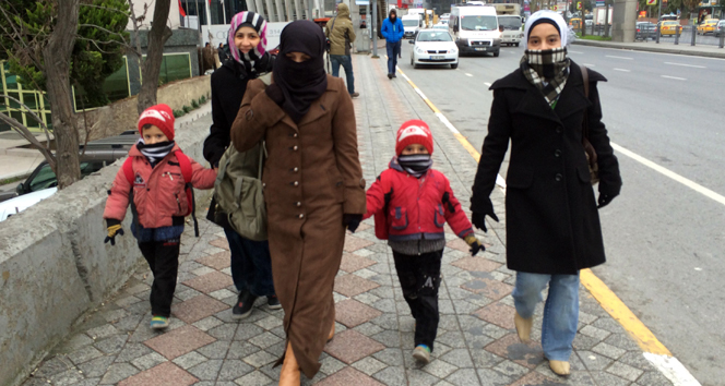 Suriyeli aile, kar tatilini okul kapısında öğrendi