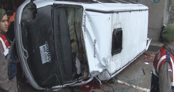 Öğrenci servisi kaygan yolda devrildi: 19 yaralı