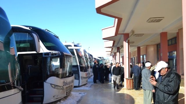 Otobüsler Yolların Açılmasını Bekliyor