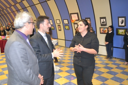 Resim öğretmeni sergi ile veda etti