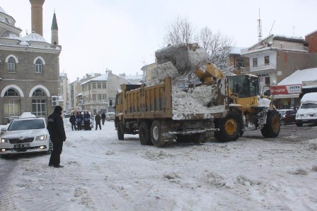 Beyşehir'in karla mücadelesi sürüyor
