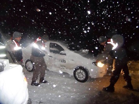 Mahsur kalan araçları jandarma kurtardı