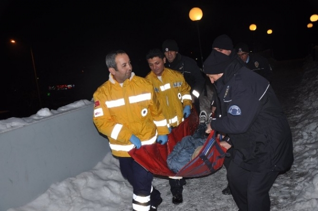 Yaya üst geçidinde donmak üzereyken bulundu