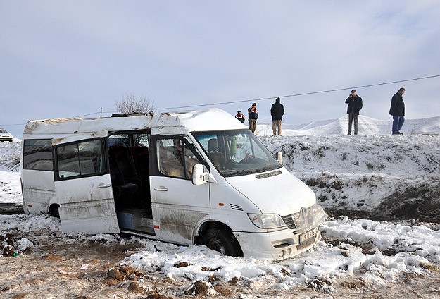 Doktor ve öğretmenleri taşıyan servis devrildi