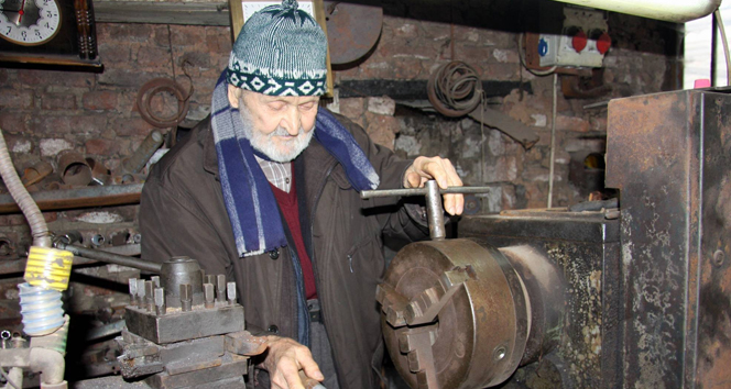 94 yaşında gençlerle güreş tutuyor