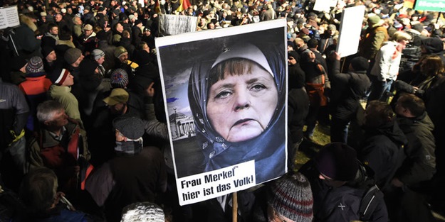 Angela Merkel'e başörtüsü taktılar