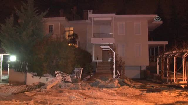 Konya'da Kontrolden Çıkan Tır Evin Duvarını Yıktı