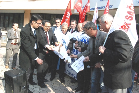 Kamu-Sen’li memurlar bordo yaktılar