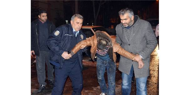 Otomobilin altında yakalandı