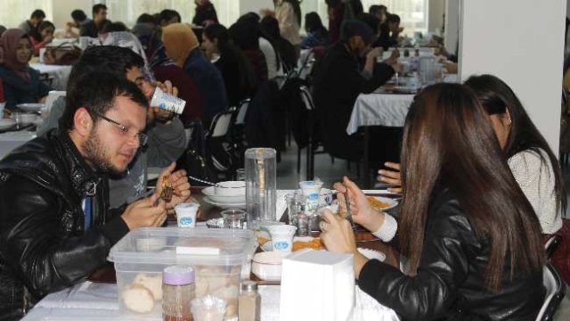 Gurbetteki Öğrencilere Anne Yemeği