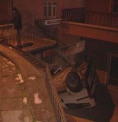 Apartman boşluğuna düşen araçtan sağ çıktı