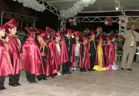 Miniklere diploma töreni