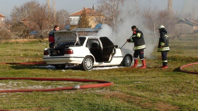 Konya'da  Park Halindeki Otomobil Yandı