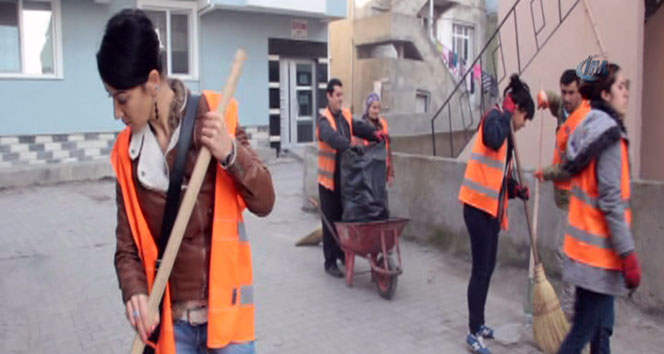 Ellerinin hamuruyla sokakları süpürüyorlar