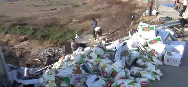 Konya'dan şeker taşıyan tır devrildi