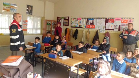 Jandarmadan öğrencilere eğitim semineri