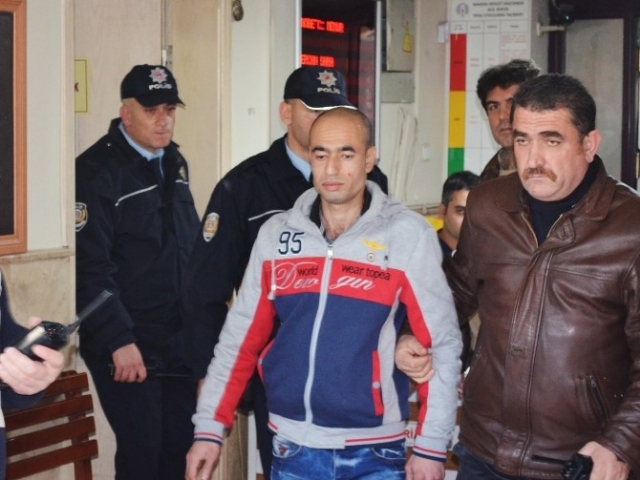 Cuma çıkışı Kur'an-ı Kerim'i Yakıp Sonra da Çiğnediler