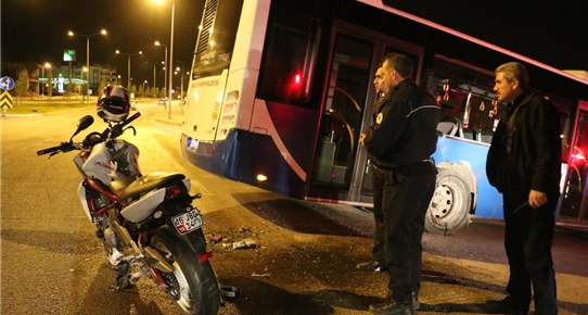 Polisten kaçan motosiklet otobüsle çarpıştı: 2 yaralı
