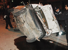 Sivil polis otosuna çarptı