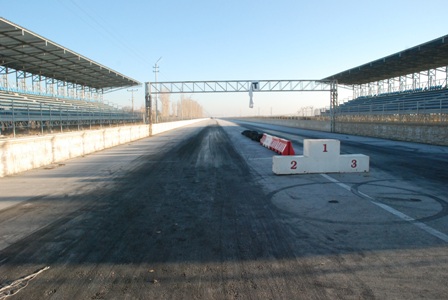 Oto drag pisti aydınlatıldı