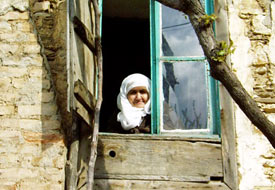 Örtünüşleri kadın gibi elleri erkek eli