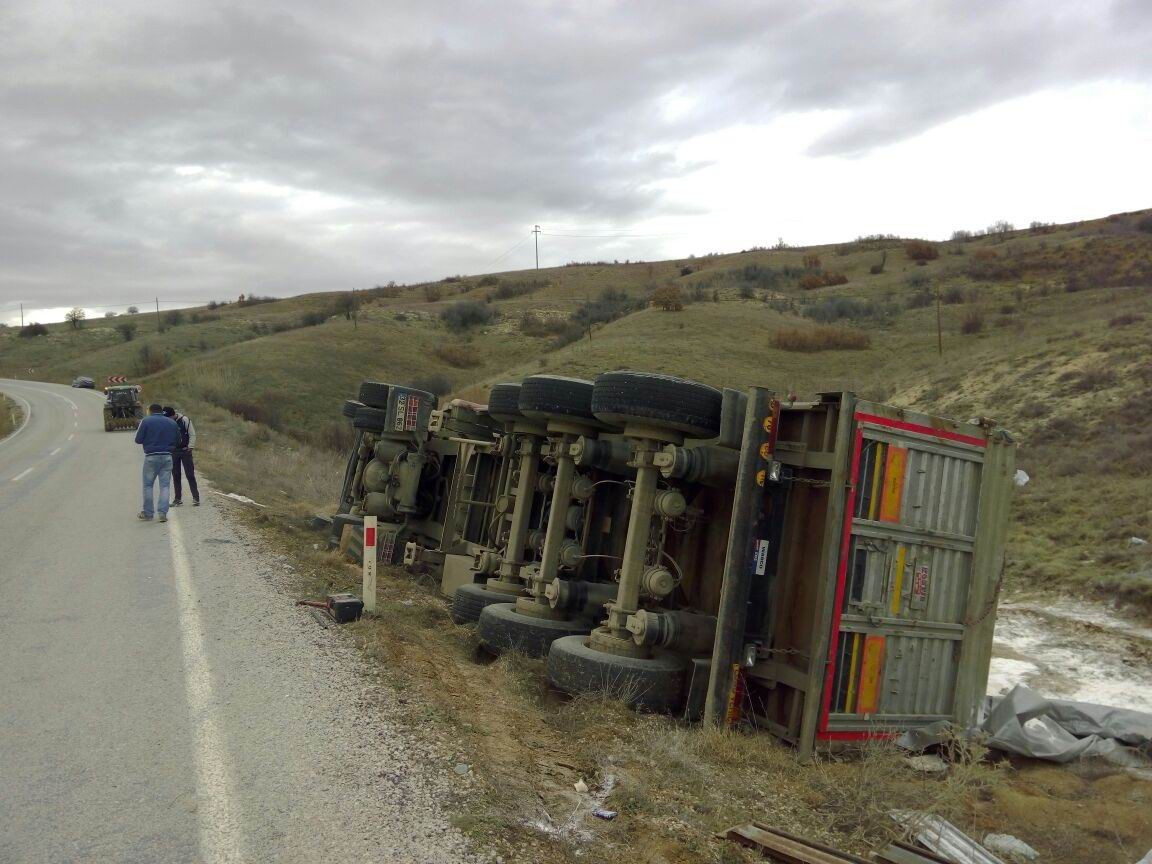 Konya-Isparta karayolunda tır devrildi: 2 yaralı