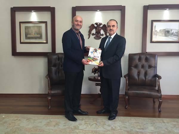 Mehir Vakfı Başkanı Özdemir Vali'ye kitap hediye etti