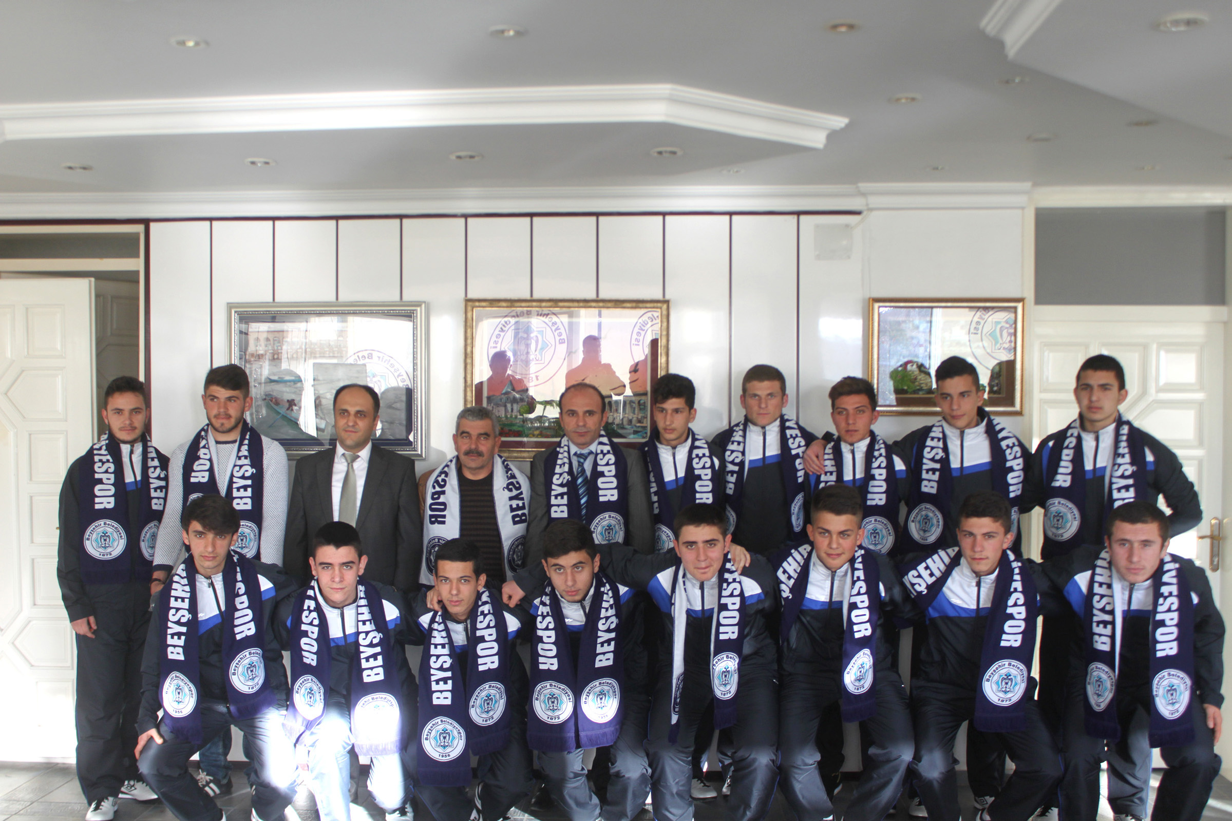 Başkan Özaltun sampiyon sporcuları ödüllendirdi