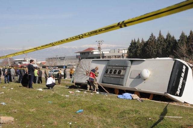 FLAŞ!!! Yolcu Otobüsü ile Minibüs Çarpıştı: 34 Yaralı