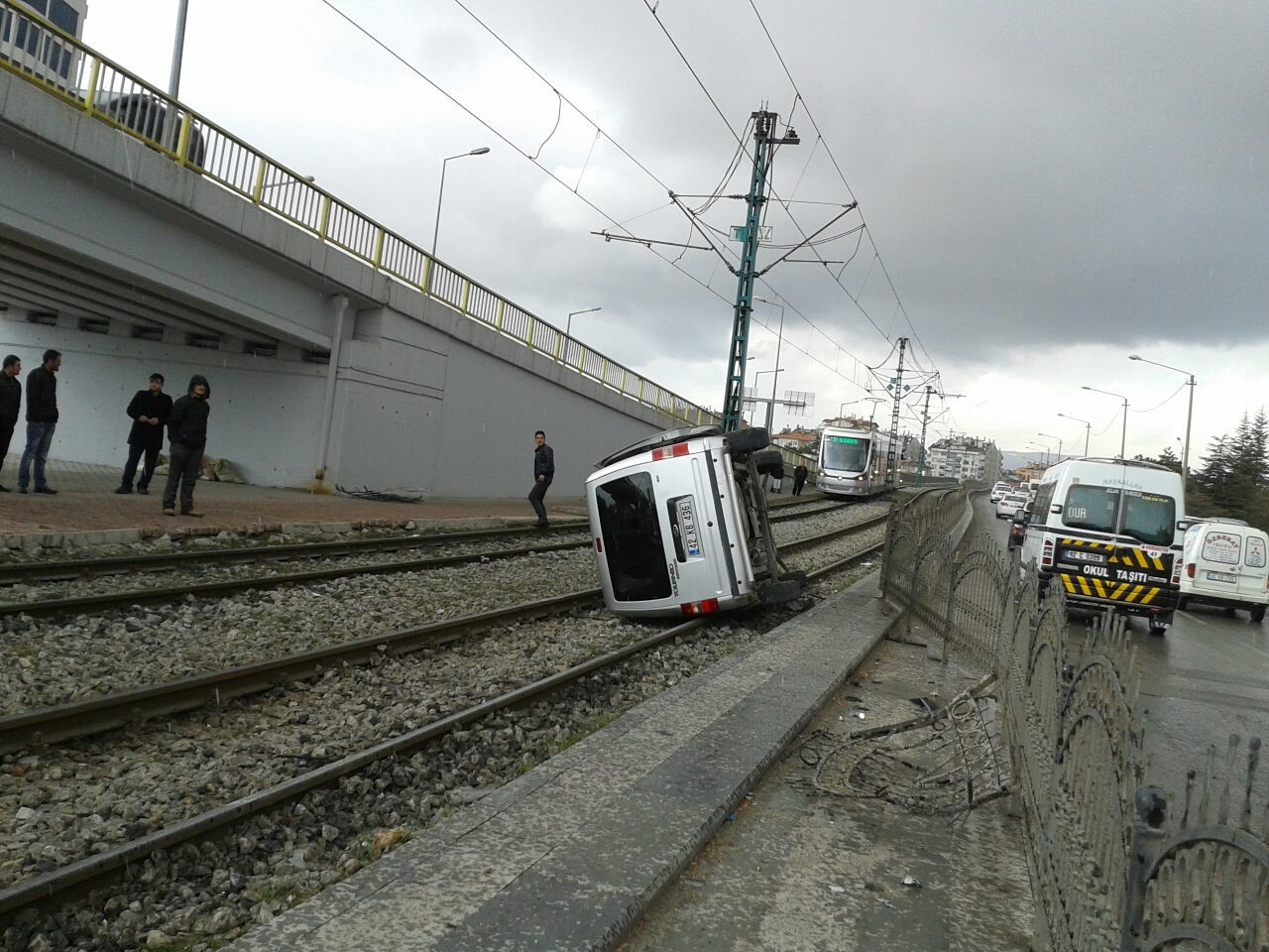 Konya'da otomobil tramvay yoluna uçtu
