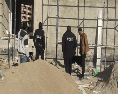 Konya'da Başına Kalas Düşen İşçi Yaralandı