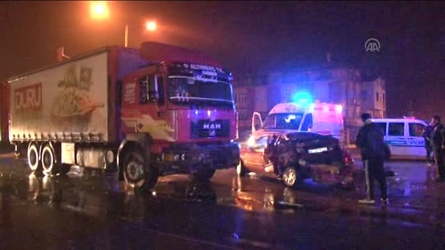Konya'da  Tır, Kırmızı Işıkta Duran Otomobile Çarptı