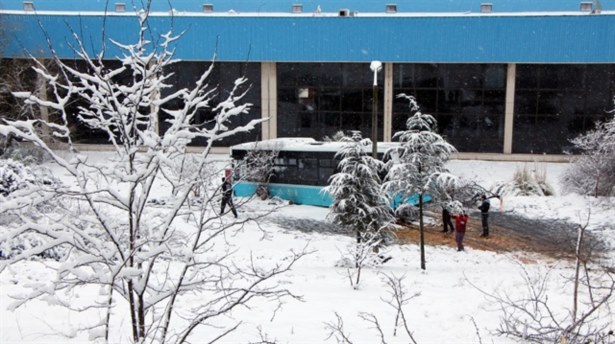 Halk otobüsü fabrika bahçesine uçtu