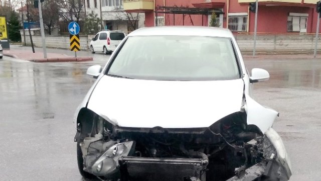 Konya'da Kaza Yapan Sürücü Ağlayarak İsyan Etti