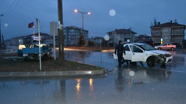 Konya'da İki Otomobil Çarpıştı: 3 Yaralı