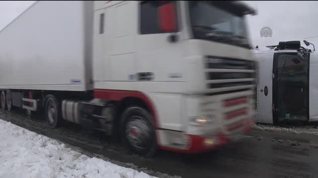 Ankara-Konya yolunda  Otomobile Çarpan Tır Devrildi