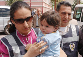 Annesi terk etti, polis sahip çıktı